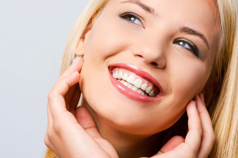 como blanquear los dientes de forma natural sin dañarlos